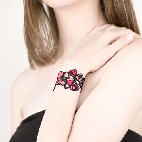 Batucada - Dahlia - Armband - Plantaardige Oorsprong en Hypoallergeen - Vrouwen - armband met bloemblaadjes patroon - Antiallergisch - Zwart - Roze -...