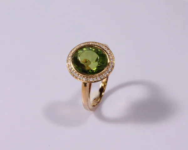 Brigada-ring met groene Barnsteen Amber diamant geslepen en entourage van briljant geslepen Natuurlijke Spinel 925 sterling zilver 18karaat geel goud...