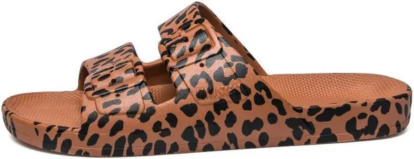 Freedom Moses Slippers "Leo Toffee" - Caramel met Leopard print