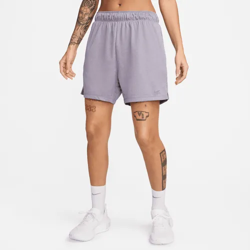 Nike Attack ongevoerde fitnesshorts met Dri-FIT en halfhoge taille voor dames (13 cm) - Paars