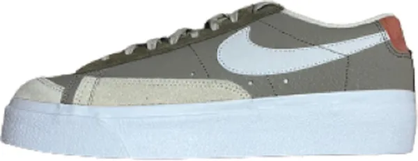 Nike - Blazer Low Platform SP - Sneakers - Dames - Bruin/Wit