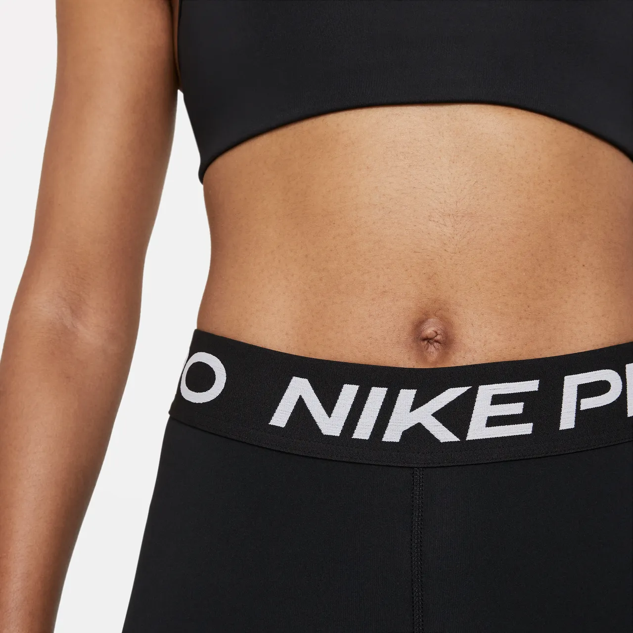 Nike Pro 365 Crop-legging met mesh vlakken en halfhoge taille voor dames - Zwart
