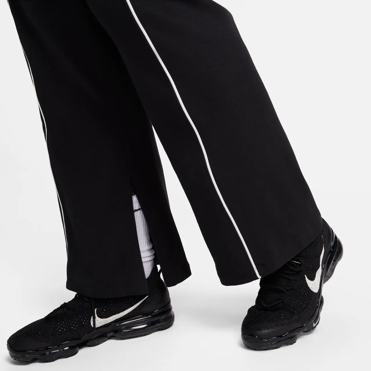 Nike Sportswear Collection damesbroek met split in de zoom (Plus Size) - Zwart