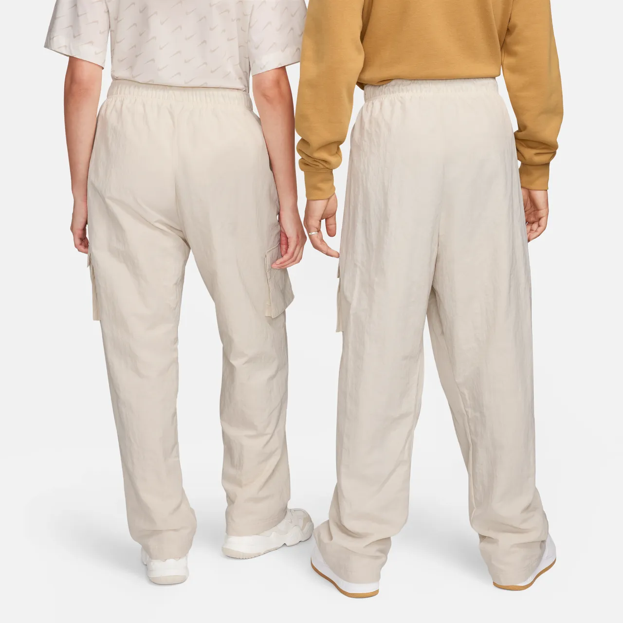 Nike Sportswear Essential Geweven cargobroek met hoge taille voor dames - Bruin