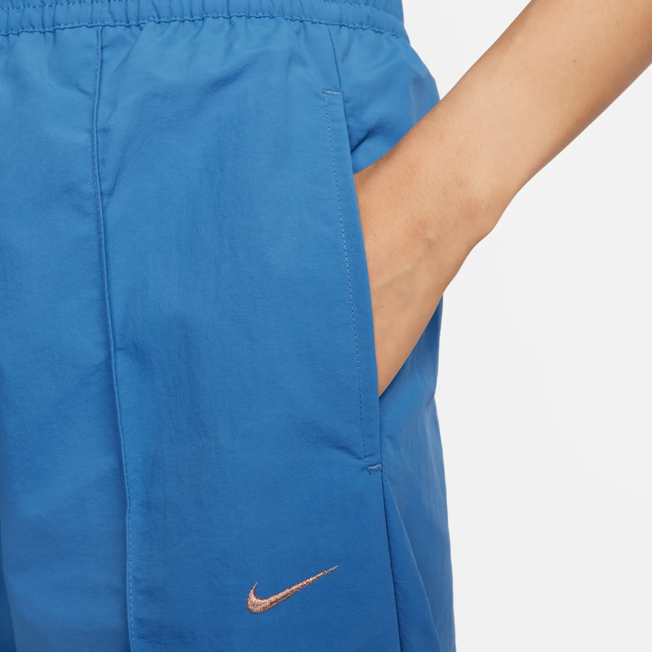 Nike Sportswear Everything Wovens damesbroek met halfhoge taille en open zoom - Blauw