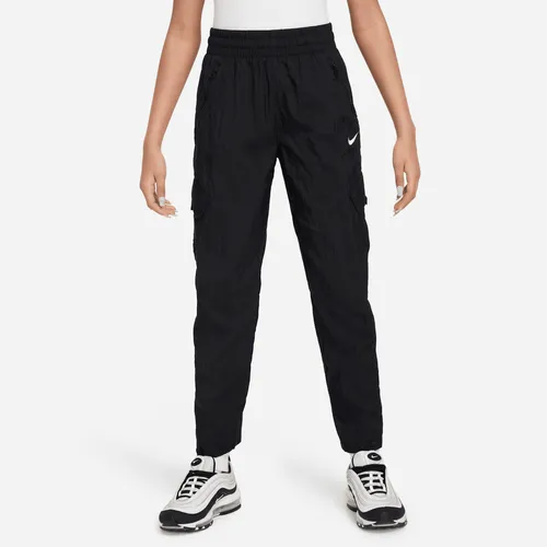 Nike Sportswear Geweven cargobroek met hoge taille voor meisjes - Zwart