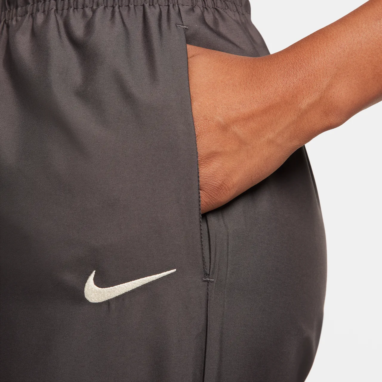 Nike Sportswear geweven joggingbroek voor dames - Bruin