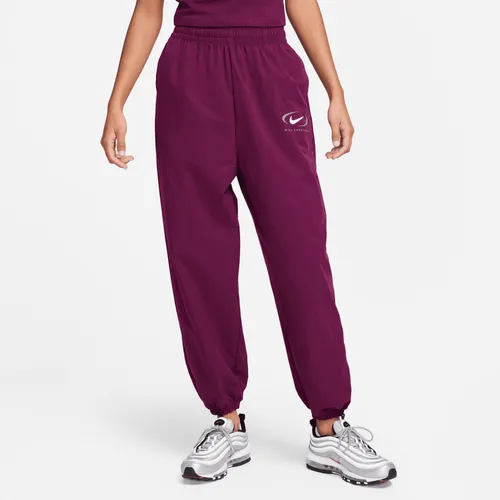 Nike Sportswear geweven joggingbroek voor dames - Rood