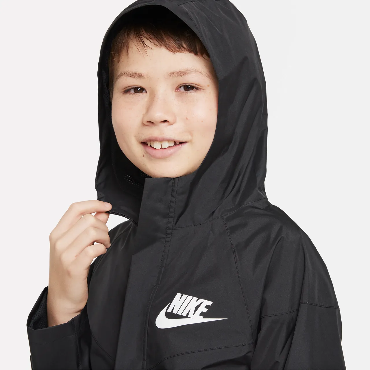 Nike Sportswear Windpuffer ruimvallend waterbestendig jongensjack op heuplengte met Storm-FIT en capuchon - Zwart