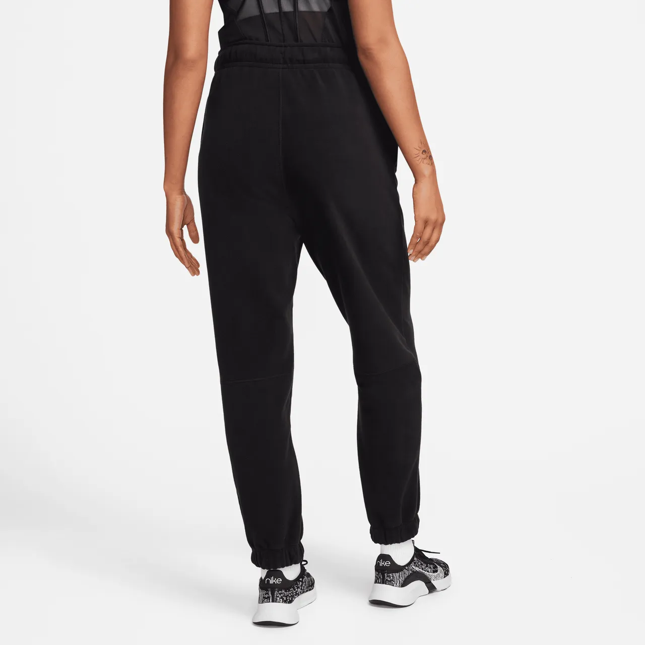 Nike Therma-FIT One ruimvallende fleecebroek voor dames - Zwart