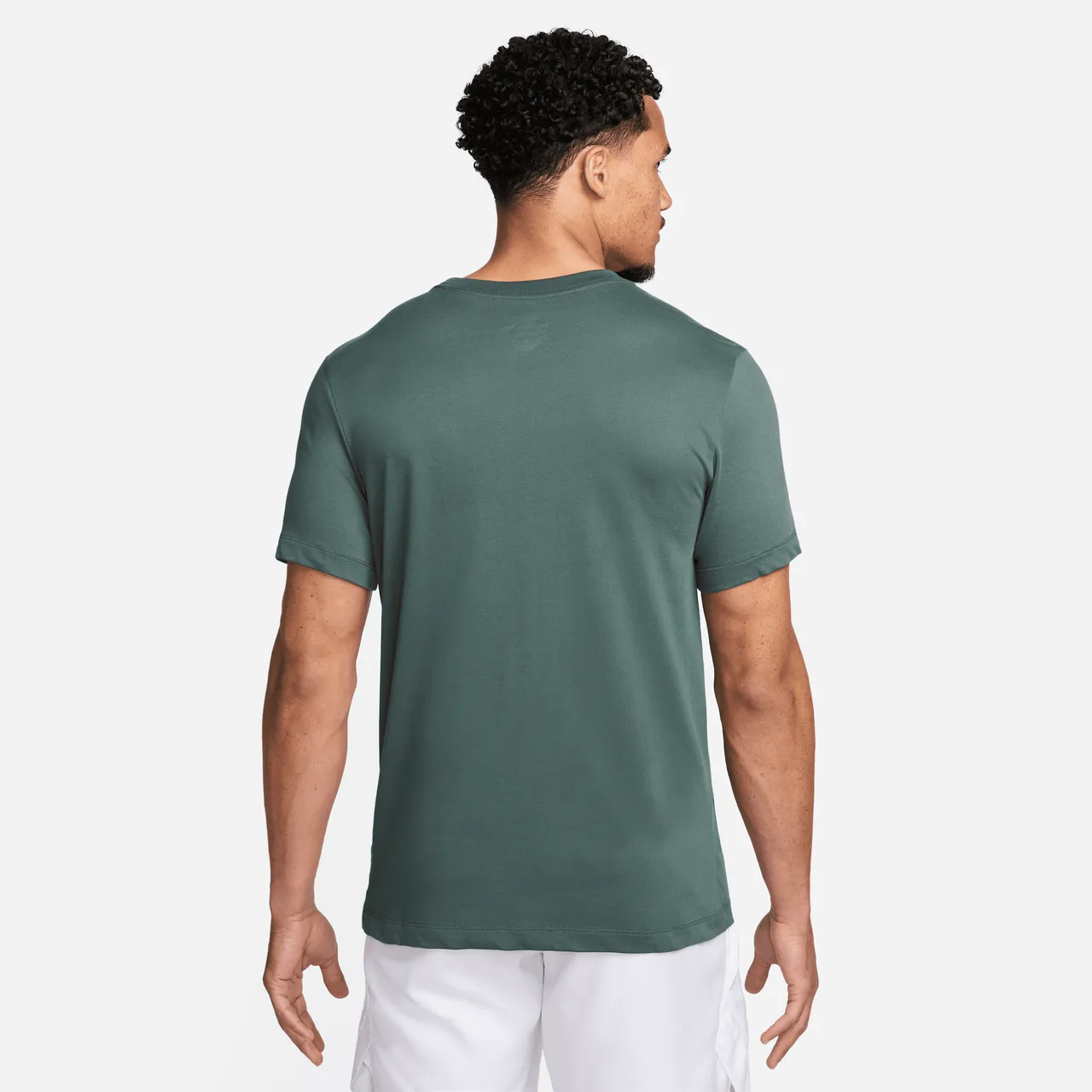 NikeCourt Dri-FIT Tennisshirt voor heren - Groen