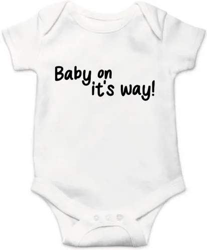 Soft Touch Rompertje met Tekst - Baby on it's way - Zwangerschaps aankondiging - wit/zwart | Baby rompertje met leuke tekst | | kraamcadeau | 0 tot 3