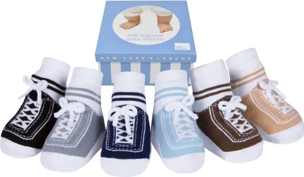 Stepping Out: Geschenkdoos met 6 paar sokjes die op sneaker lijken* voor baby jongen 0-12 maanden*Witte vetertjes *Anti slip zooltjes*Kraamcadeau*Baby