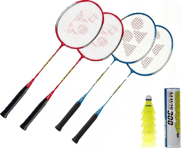 Yonex badminton groepspakket: 4 GR-020 badmintonrackets en 6 Mavis 300 yellow medium shuttles